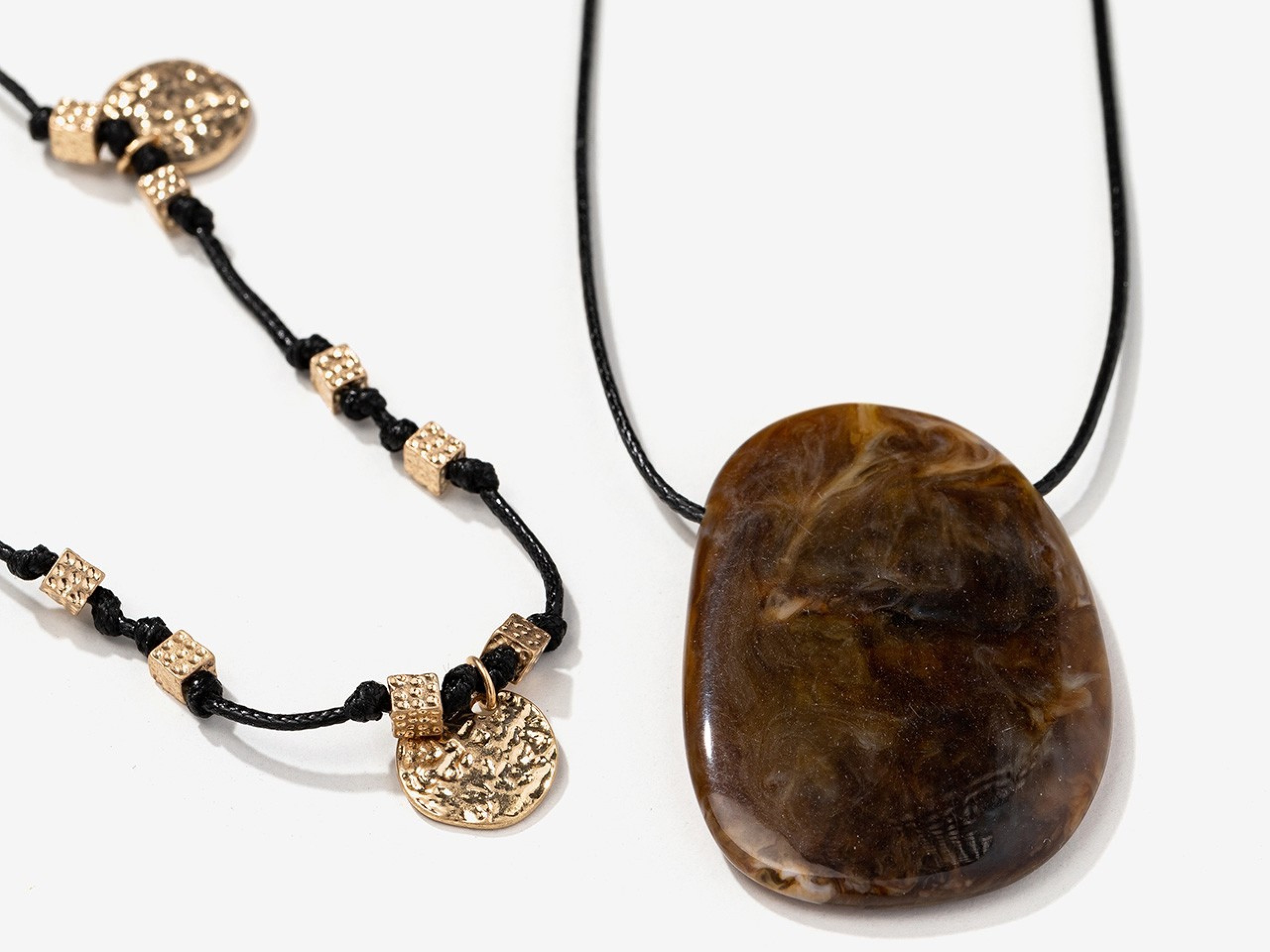 Colar dourado com pendente Colar dourado com pendente